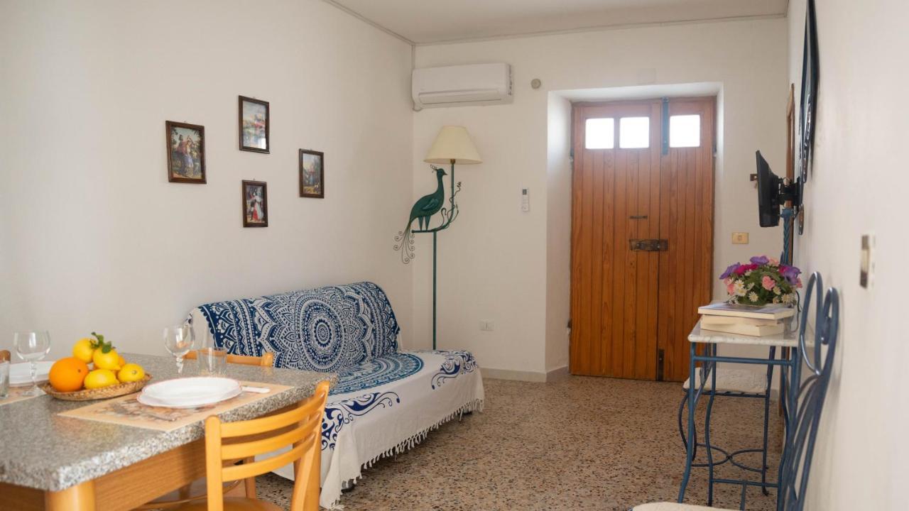 Appartamenti Melograno E Fico Loculi ภายนอก รูปภาพ